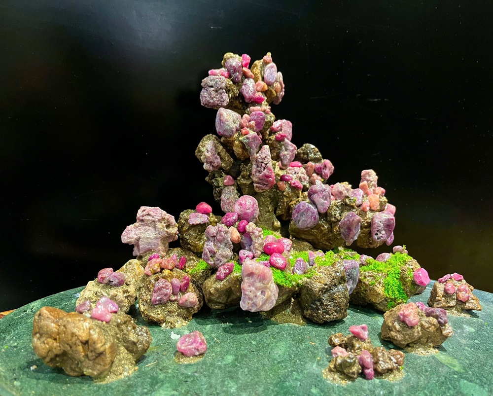 Khối Núi Đại Cảnh Ngọc Ruby Tự Nhiên 40x30x22cm