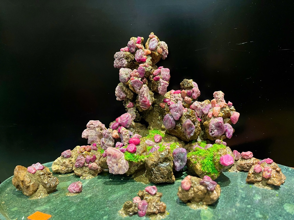 Khối Núi Đại Cảnh Ngọc Ruby Tự Nhiên 40x30x22cm