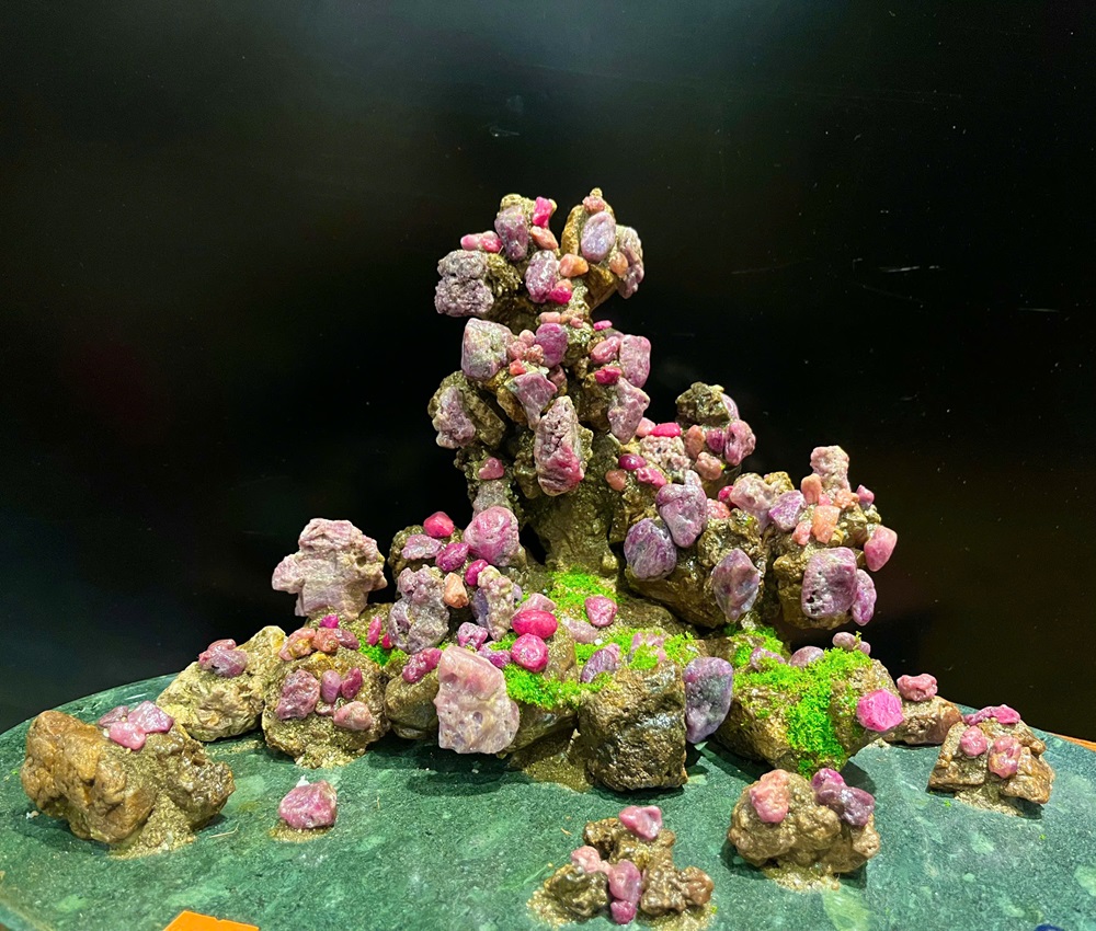 Khối Núi Đại Cảnh Ngọc Ruby Tự Nhiên 40x30x22cm