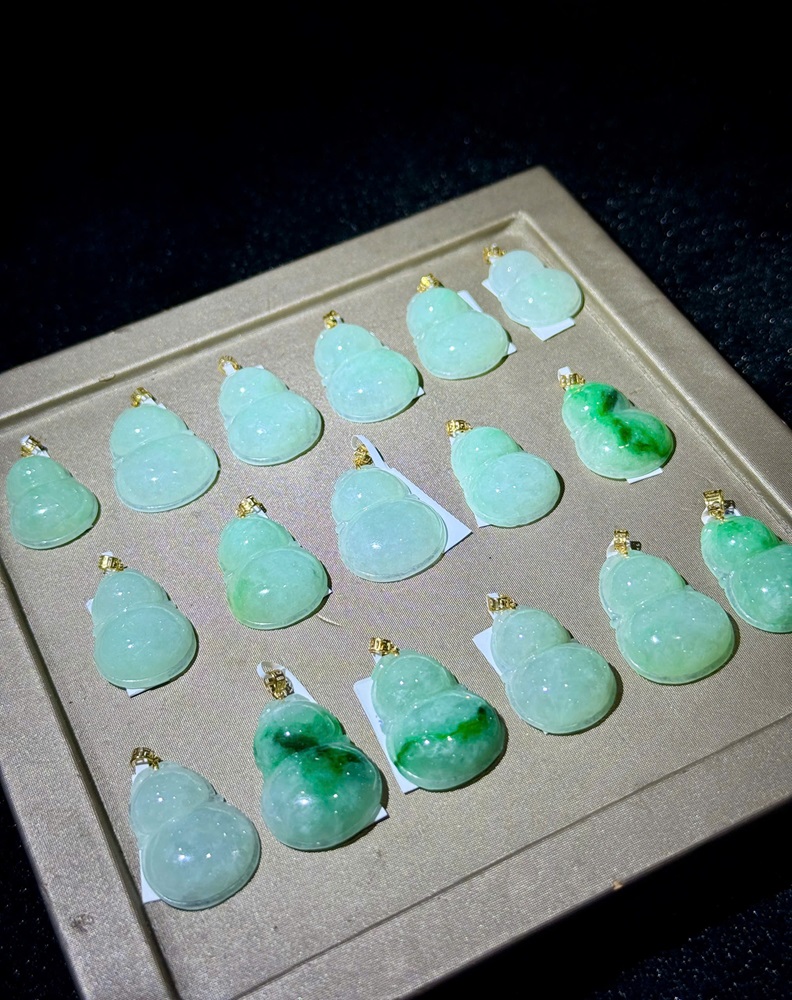 Mặt Chuyền Lô Phú Quý Ngọc Phỉ Thuý Móc Vàng 18K