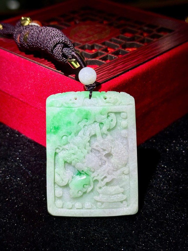 Mặt Dây Chạm Rồng Ngọc Phỉ Thuý (Kèm giấy kiểm định)