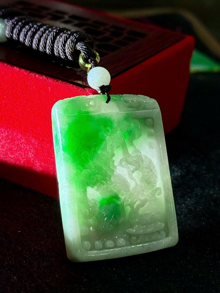 Mặt Dây Chạm Rồng Ngọc Phỉ Thuý (Kèm giấy kiểm định)