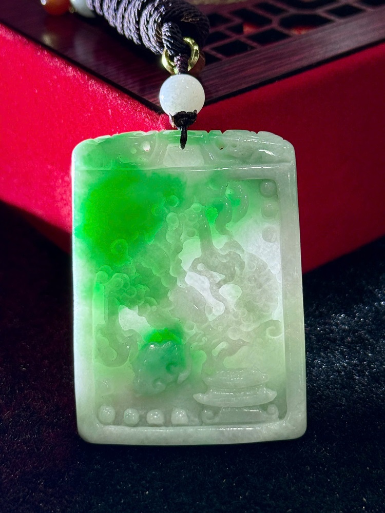 Mặt Dây Chạm Rồng Ngọc Phỉ Thuý (Kèm giấy kiểm định)