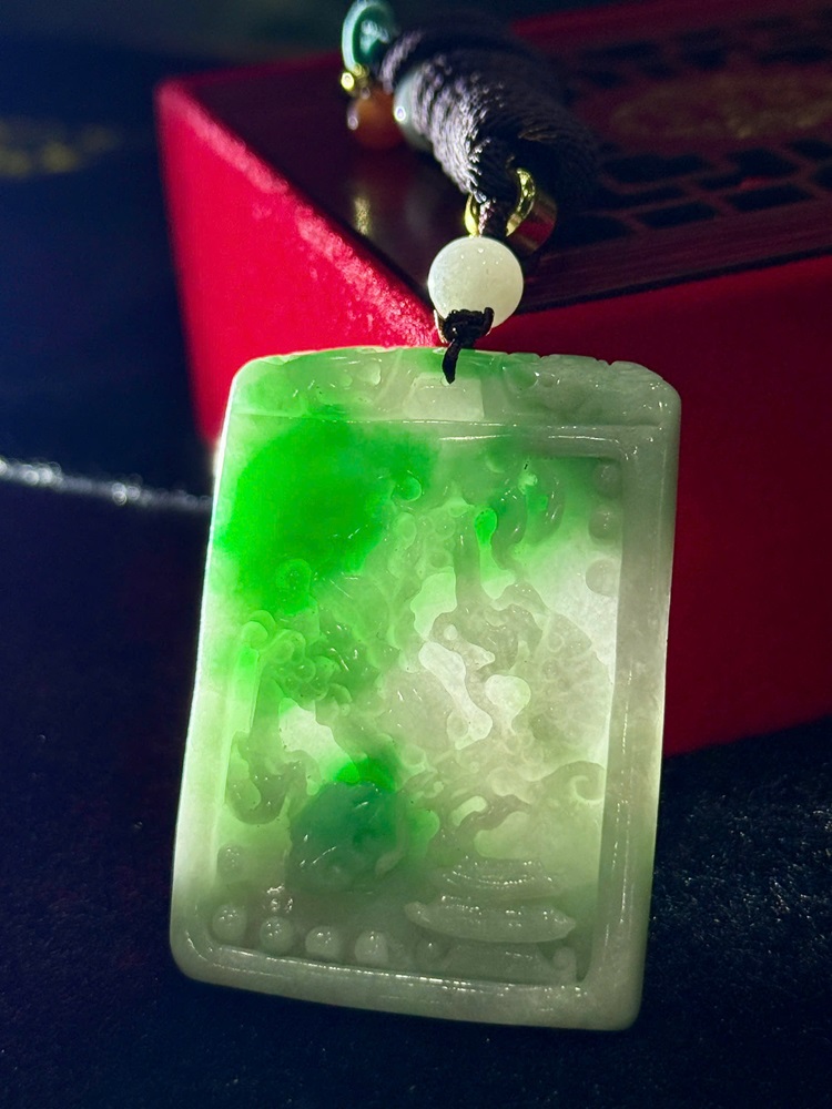 Mặt Dây Chạm Rồng Ngọc Phỉ Thuý (Kèm giấy kiểm định)