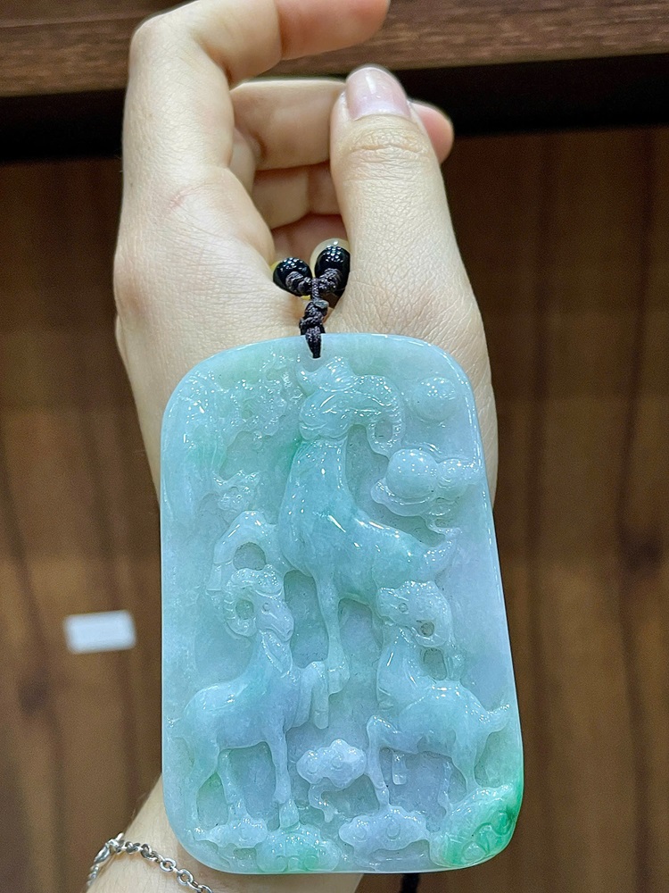 Mặt dây chuyền chạm tam dương khai thái