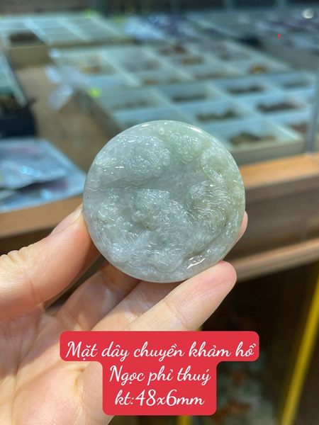 Mặt dây chuyền khảm hình Ngọc phỉ thuý 48mm