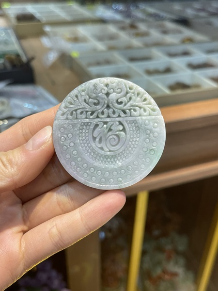 Mặt dây chuyền khảm hình Ngọc phỉ thuý 48mm