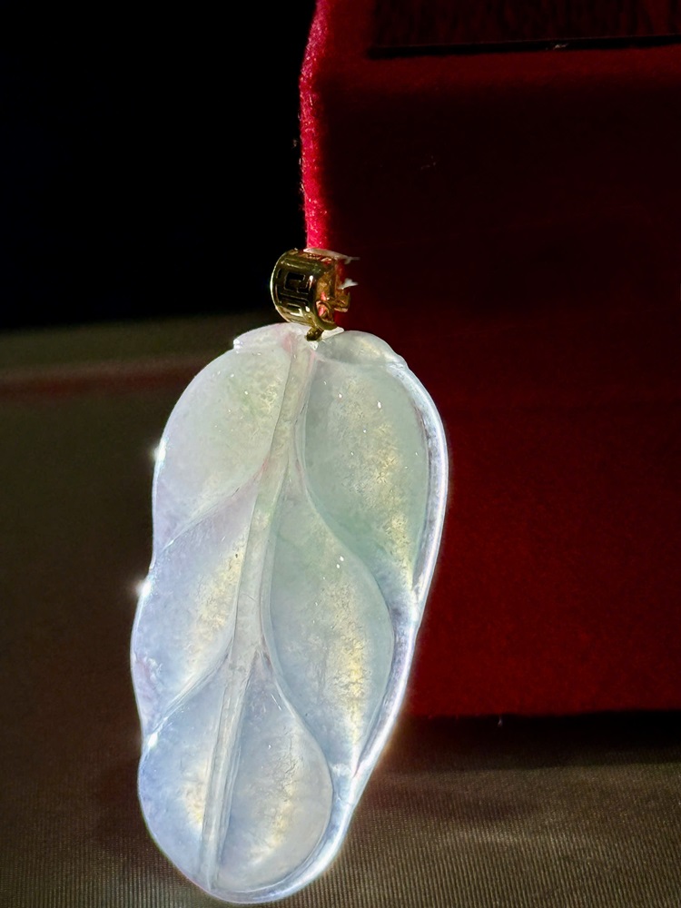 Mặt Dây Lá Bình An Băng Ngọc Phỉ Thuý Móc Vàng 18K