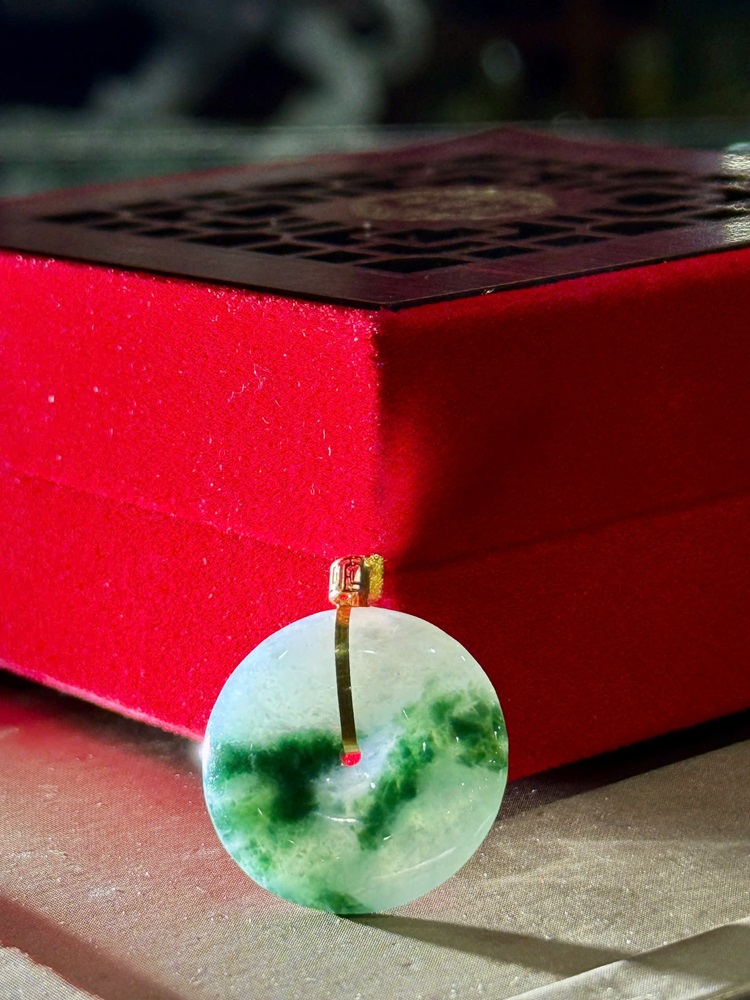 Mặt Dây Ngọc Phỉ Thuý Móc Vàng 18K