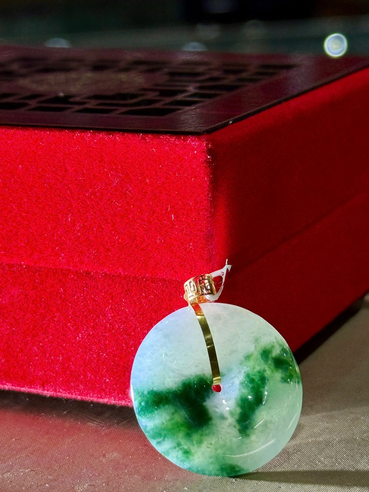 Mặt Dây Ngọc Phỉ Thuý Móc Vàng 18K