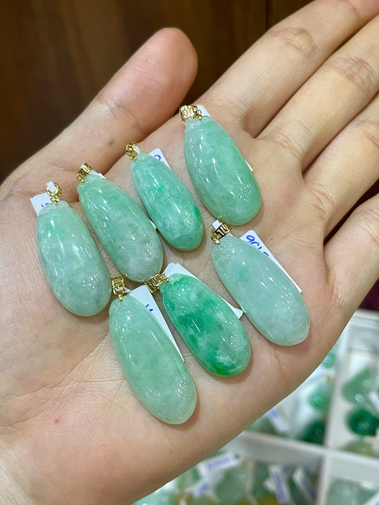 Mặt Dây Ngọc Phỉ Thuý Móc Vàng 18K