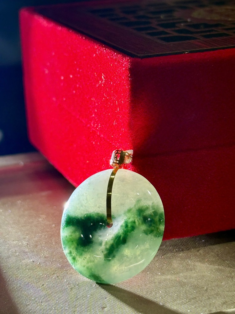 Mặt Dây Ngọc Phỉ Thuý Móc Vàng 18K