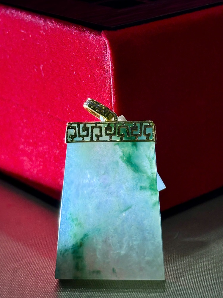 Mặt Vô Sự Bài Ngọc Phỉ Thuý Vàng 18k - Đính 12V Kim Cương (Kèm giấy kiểm định)