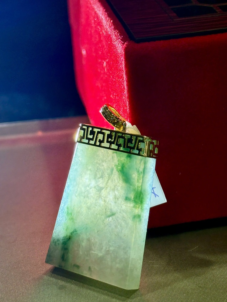 Mặt Vô Sự Bài Ngọc Phỉ Thuý Vàng 18k - Đính 12V Kim Cương (Kèm giấy kiểm định)