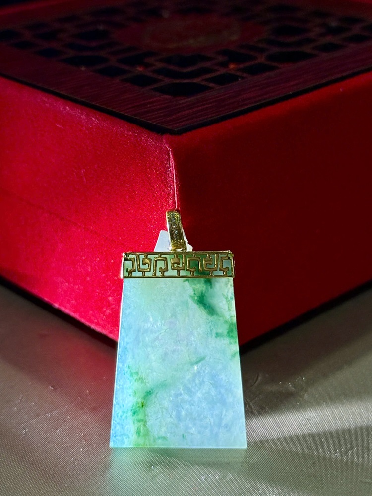 Mặt Vô Sự Bài Ngọc Phỉ Thuý Vàng 18k - Đính 12V Kim Cương (Kèm giấy kiểm định)