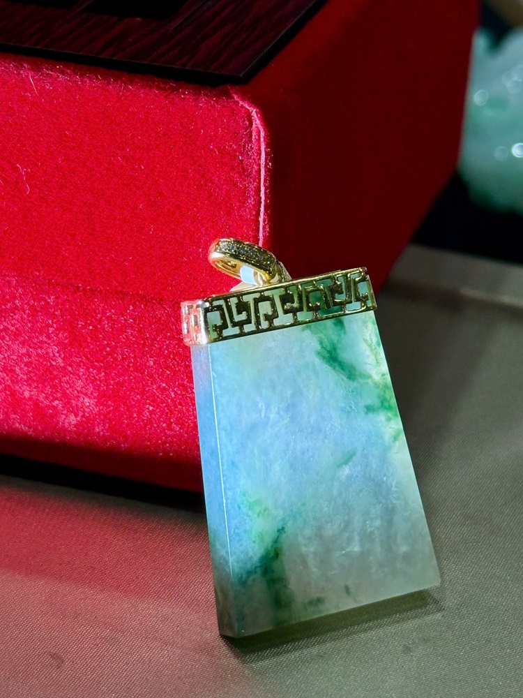 Mặt Vô Sự Bài Ngọc Phỉ Thuý Vàng 18k - Đính 12V Kim Cương (Kèm giấy kiểm định)