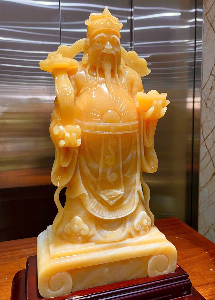 Ngài Thần Tài cầm gậy như ý ngọc hoàng long nguyên khối 76cm