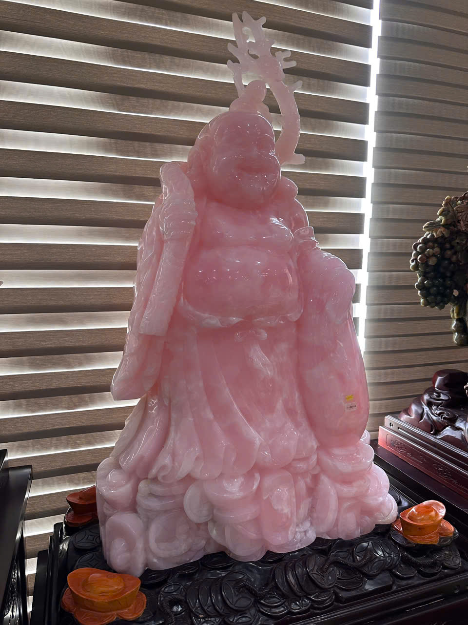 Ngài thần tài di lặc ngọc onyx hồng 193cm