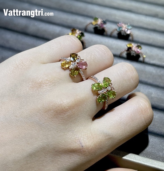 Nhẫn đính đá hình bướm tourmaline gắn trên bạc 925
