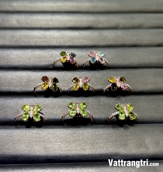 Nhẫn đính đá hình bướm tourmaline gắn trên bạc 925