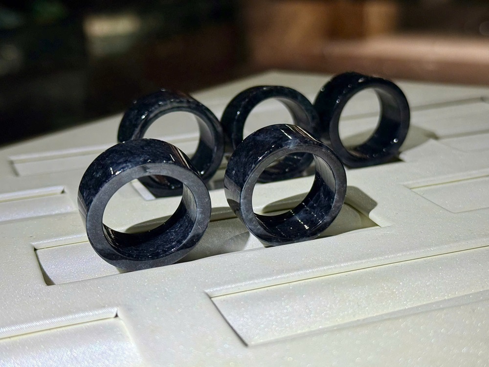 Nhẫn Liền Khối Ngọc Phỉ Thuý Gà Đen