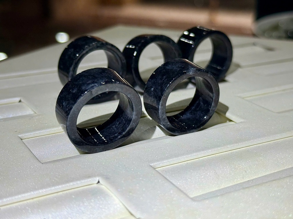 Nhẫn Liền Khối Ngọc Phỉ Thuý Gà Đen