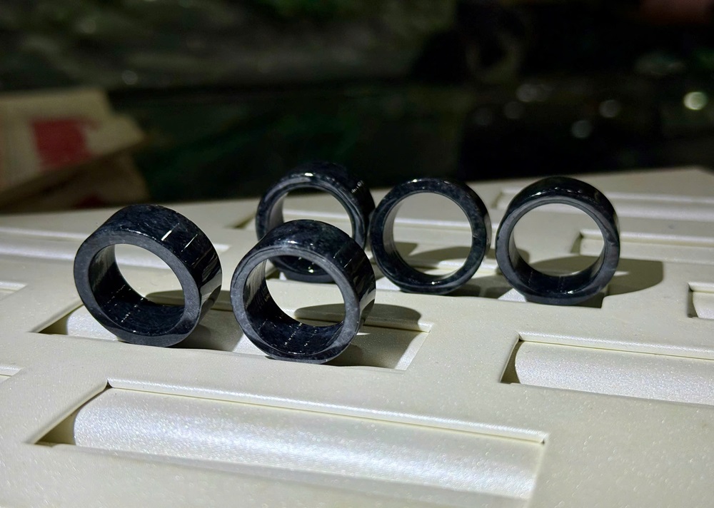 Nhẫn Liền Khối Ngọc Phỉ Thuý Gà Đen