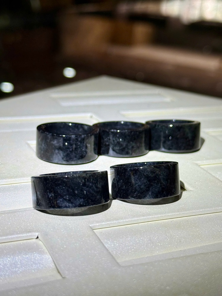 Nhẫn Liền Khối Ngọc Phỉ Thuý Gà Đen