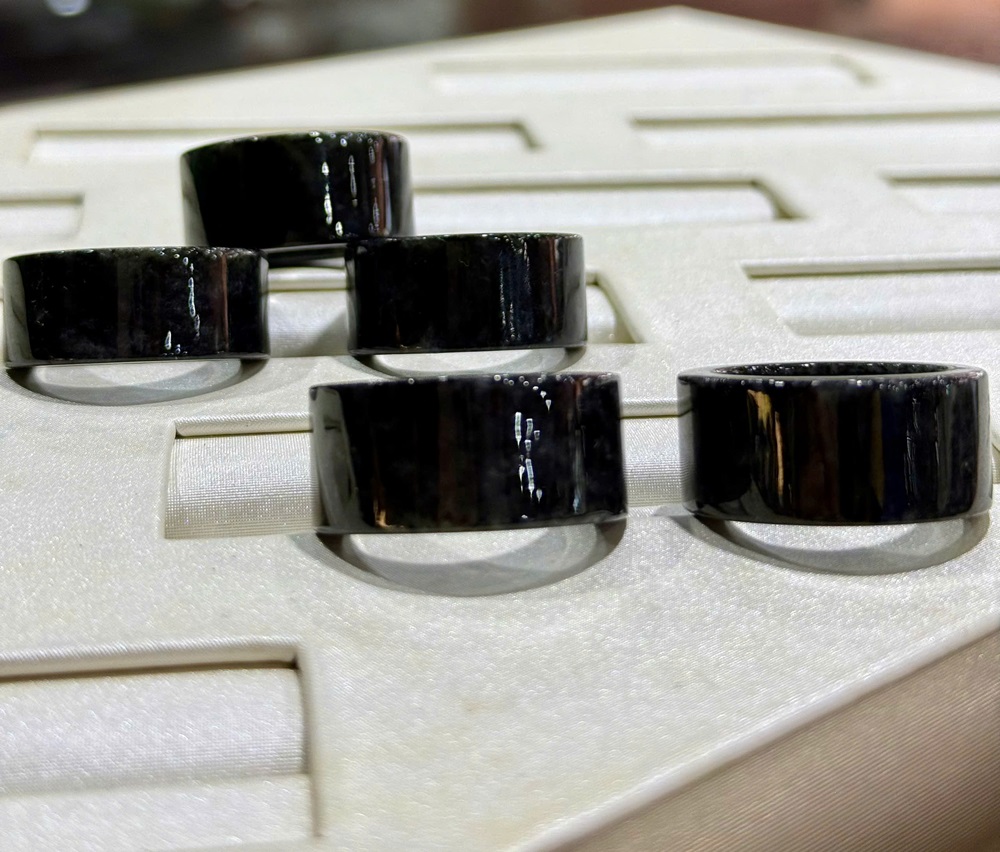 Nhẫn Liền Khối Ngọc Phỉ Thuý Gà Đen