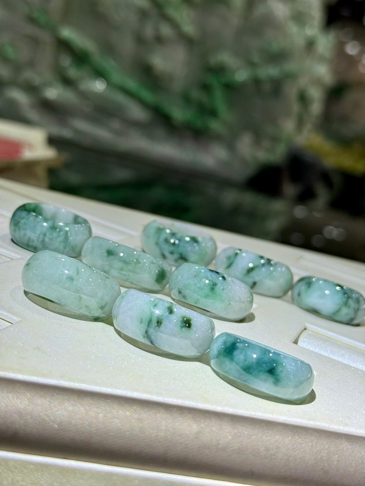 Nhẫn Liền Khối Ngọc Phỉ Thuý Tự Nhiên