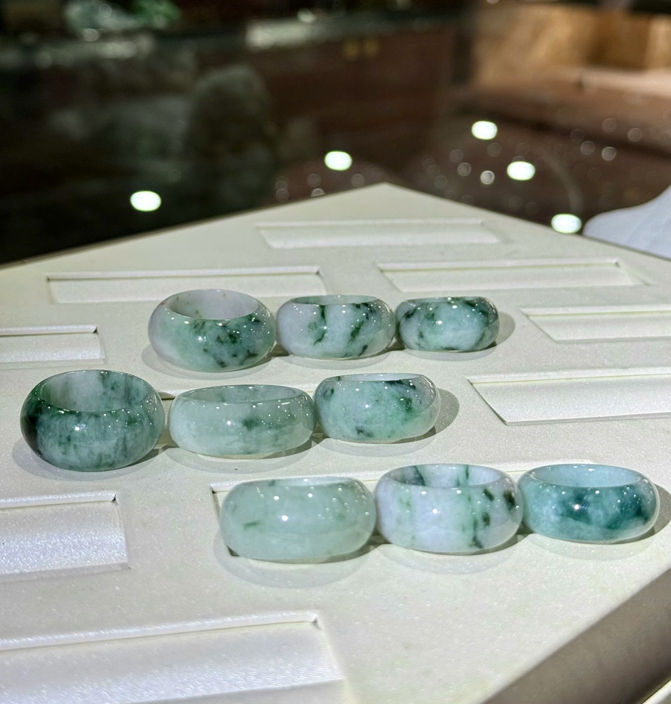 Nhẫn Liền Khối Ngọc Phỉ Thuý Tự Nhiên