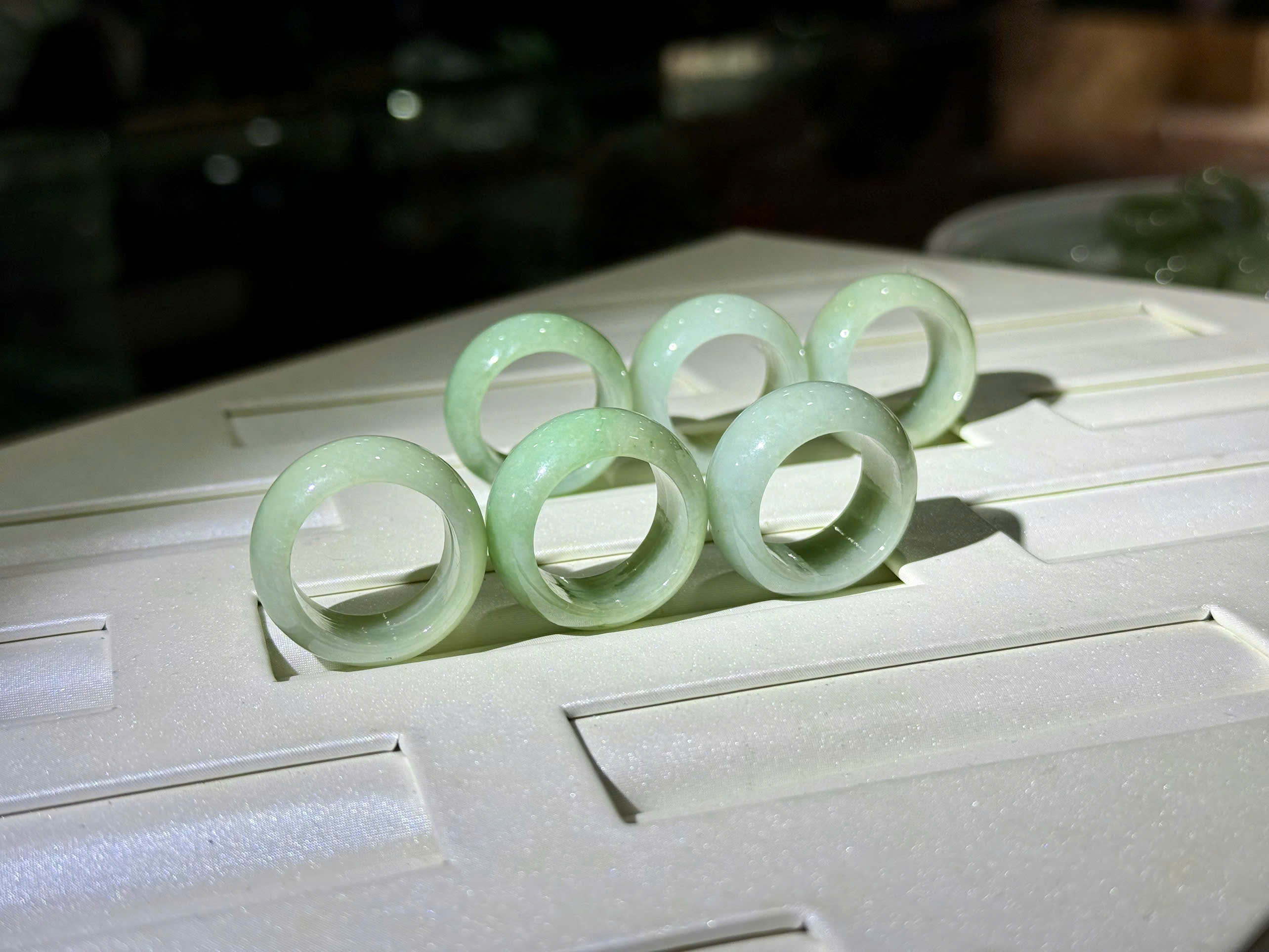 Nhẫn Liền Khối Ngọc Phỉ Thuý Tự Nhiên