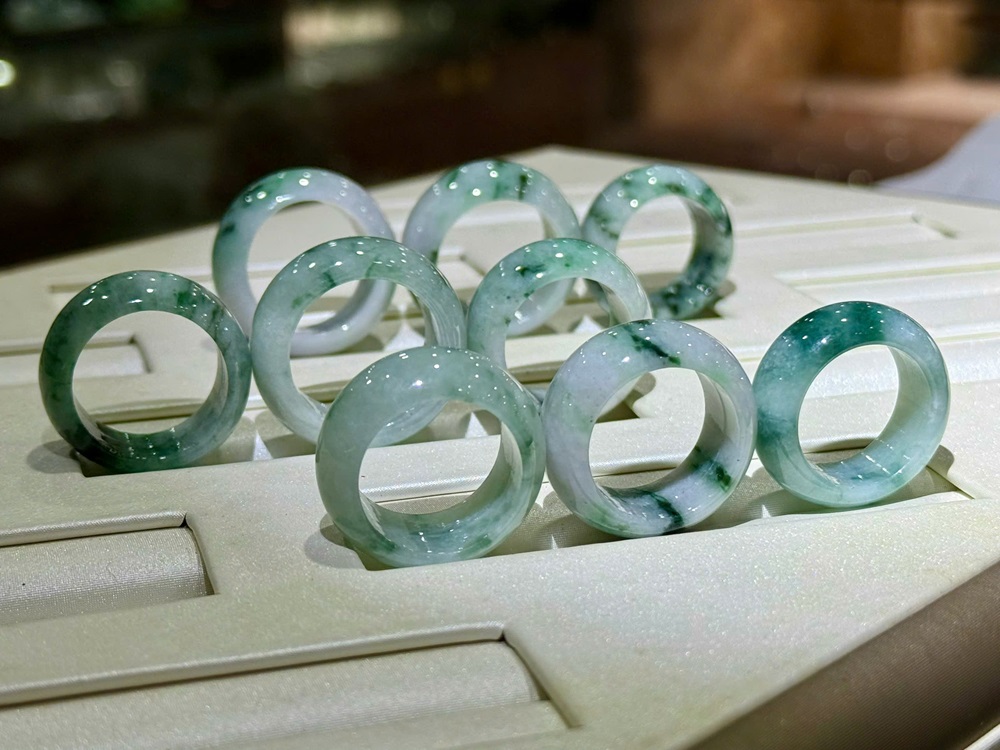 Nhẫn Liền Khối Ngọc Phỉ Thuý Tự Nhiên