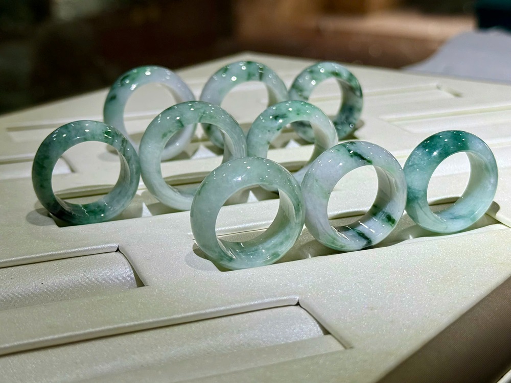 Nhẫn Liền Khối Ngọc Phỉ Thuý Tự Nhiên