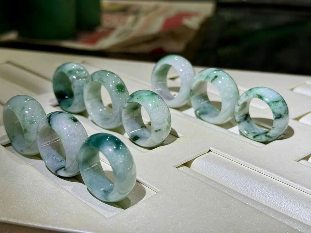 Nhẫn Liền Khối Ngọc Phỉ Thuý Tự Nhiên