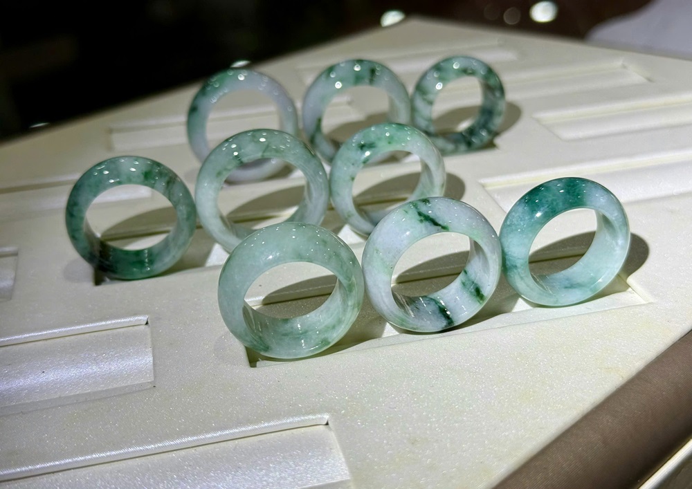 Nhẫn Liền Khối Ngọc Phỉ Thuý Tự Nhiên