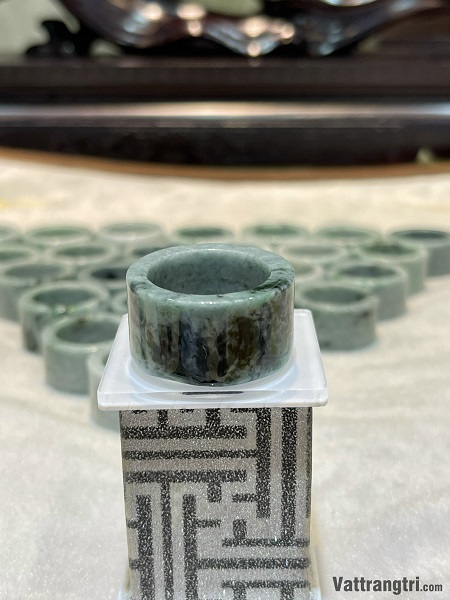 Nhẫn trơn đá ngọc phỉ thuý đeo ngón cái 21mm