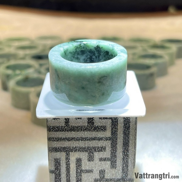 Nhẫn trơn đá ngọc phỉ thuý đeo ngón cái 21mm