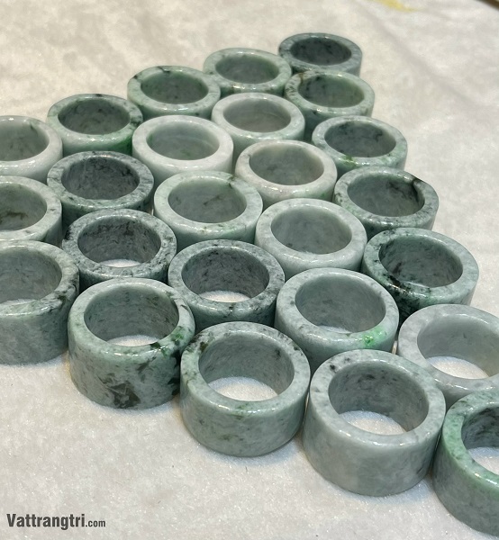 Nhẫn trơn đá ngọc phỉ thuý đeo ngón cái 21mm