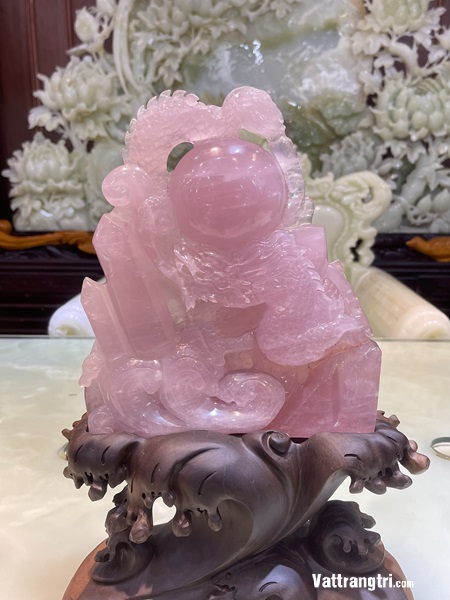 Nhất long vờn ngọc Thạch anh hồng 25cm