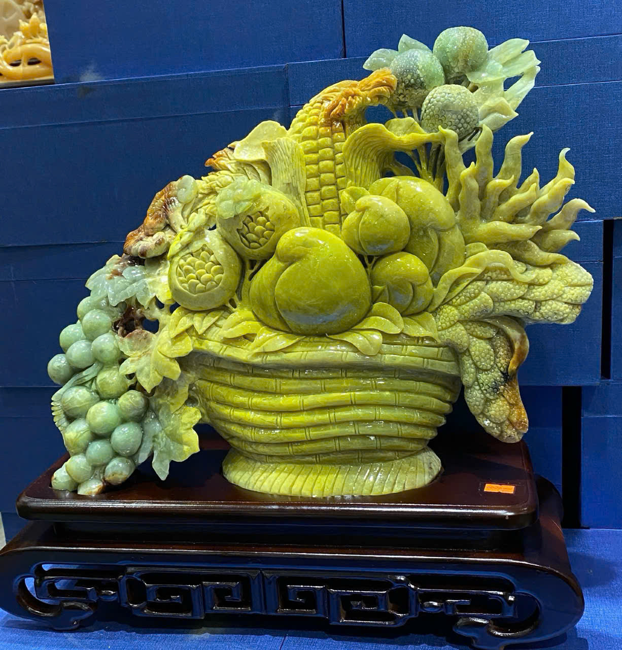 Tác Phẩm Giỏ Ngũ Quả Ngọc Serpentine 43x33cm