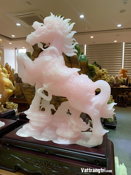 Tác Phẩm Nhất mã phi thiên hồng ngọc onyx 70cm