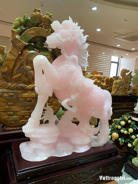 Tác Phẩm Nhất mã phi thiên hồng ngọc onyx 70cm