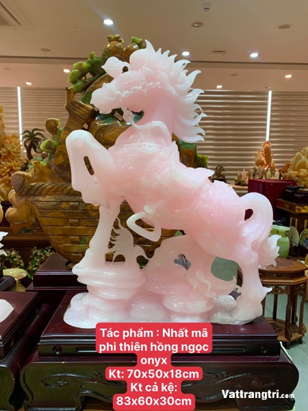 Tác Phẩm Nhất mã phi thiên hồng ngọc onyx 70cm