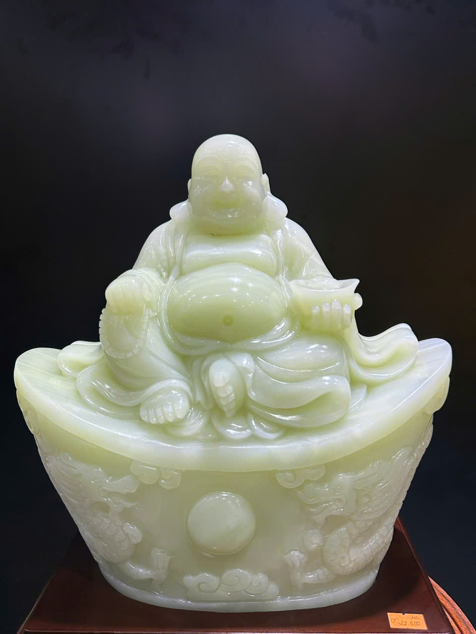 Tác phẩm thần tài di lạc ngồi đĩnh vàng ngọc onyx