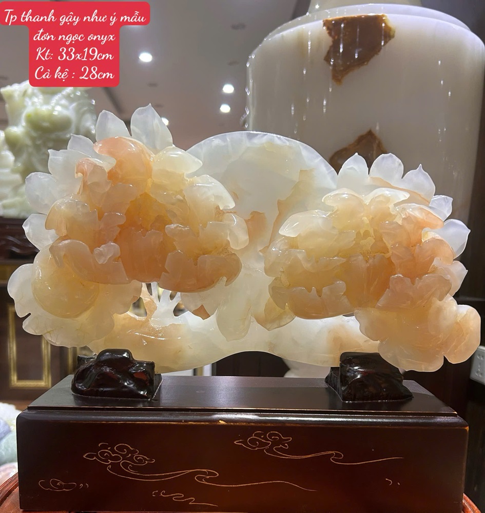 Tác phẩm thanh gậy như ý mẫu đơn ngọc onyx 33x19cm