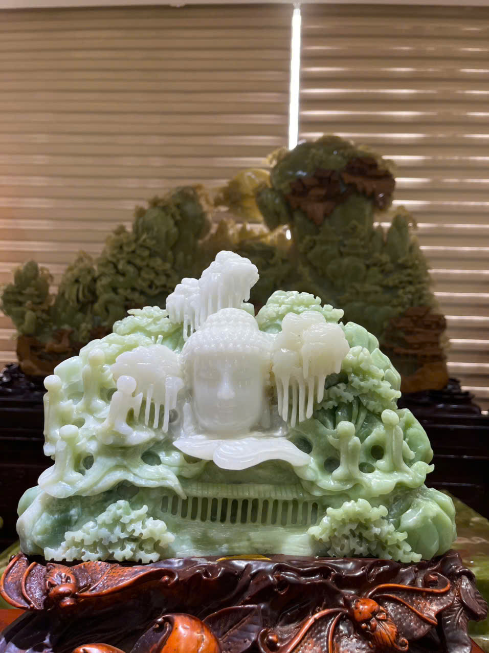 Tác Phẩm Thành Tâm Bái Phật Ngọc Serpentine 34x25cm