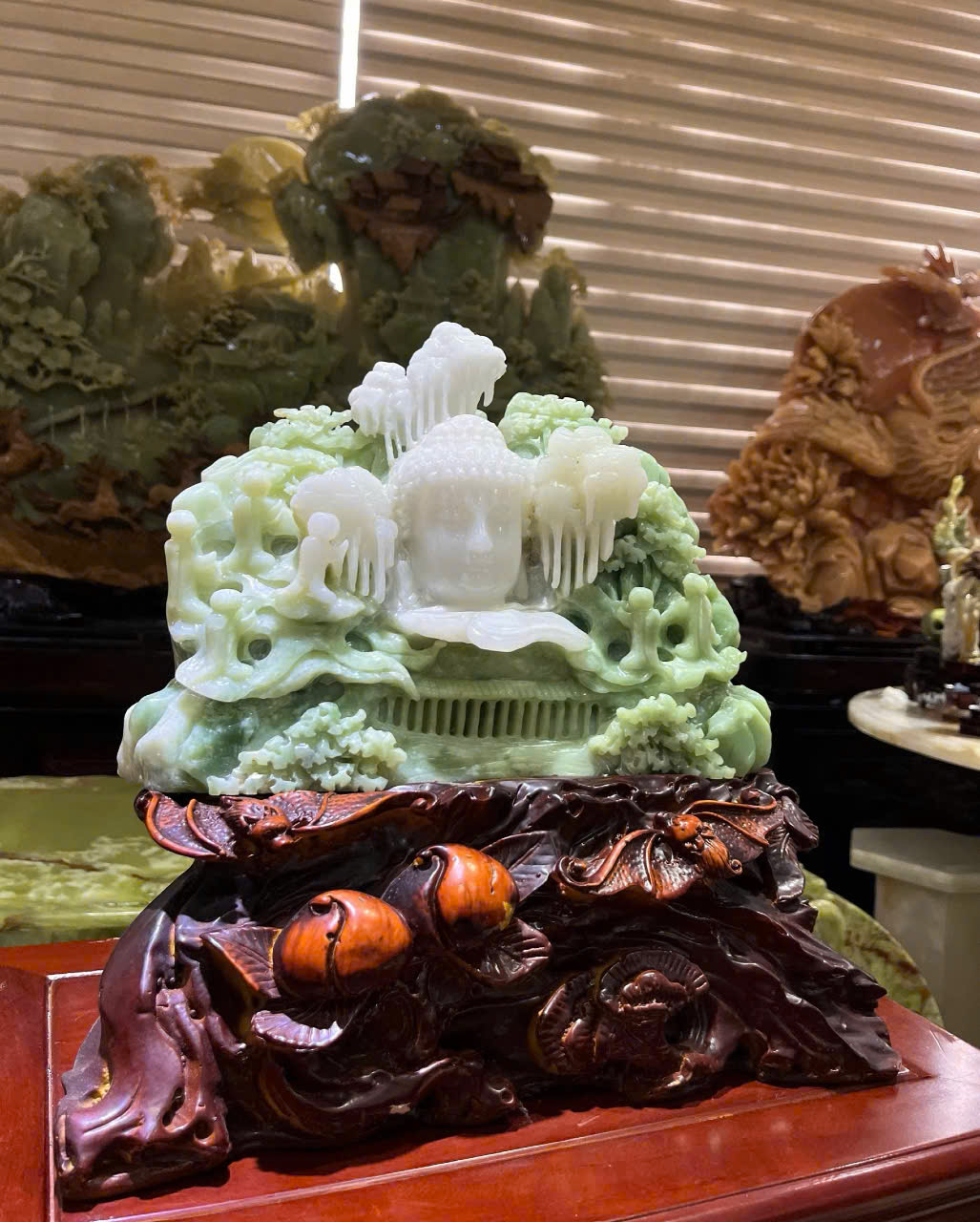 Tác Phẩm Thành Tâm Bái Phật Ngọc Serpentine 34x25cm