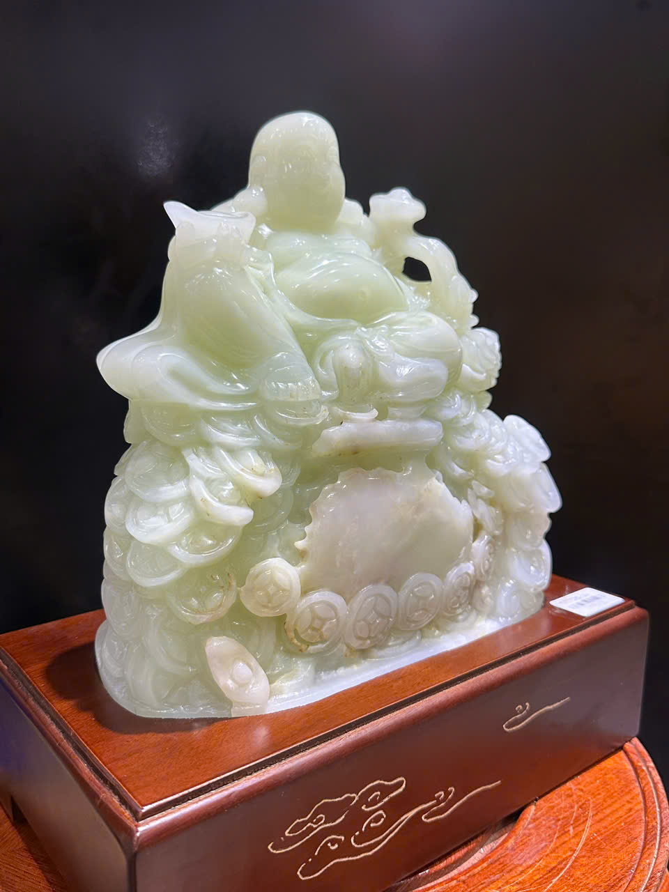 Thần tài di lặc ngồi túi tiền ngọc onyx trắng 32cm