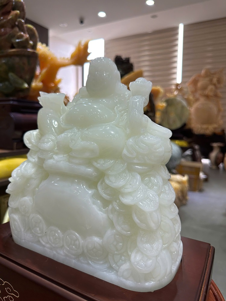 Thần tài di lặc ngồi đĩnh tiền ngọc onyx trắng 32cm